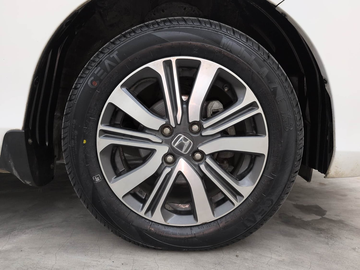 Used 2023 Honda Amaze VX 1.2 Petrol CVT Petrol Automatic tyres RIGHT FRONT TYRE RIM VIEW