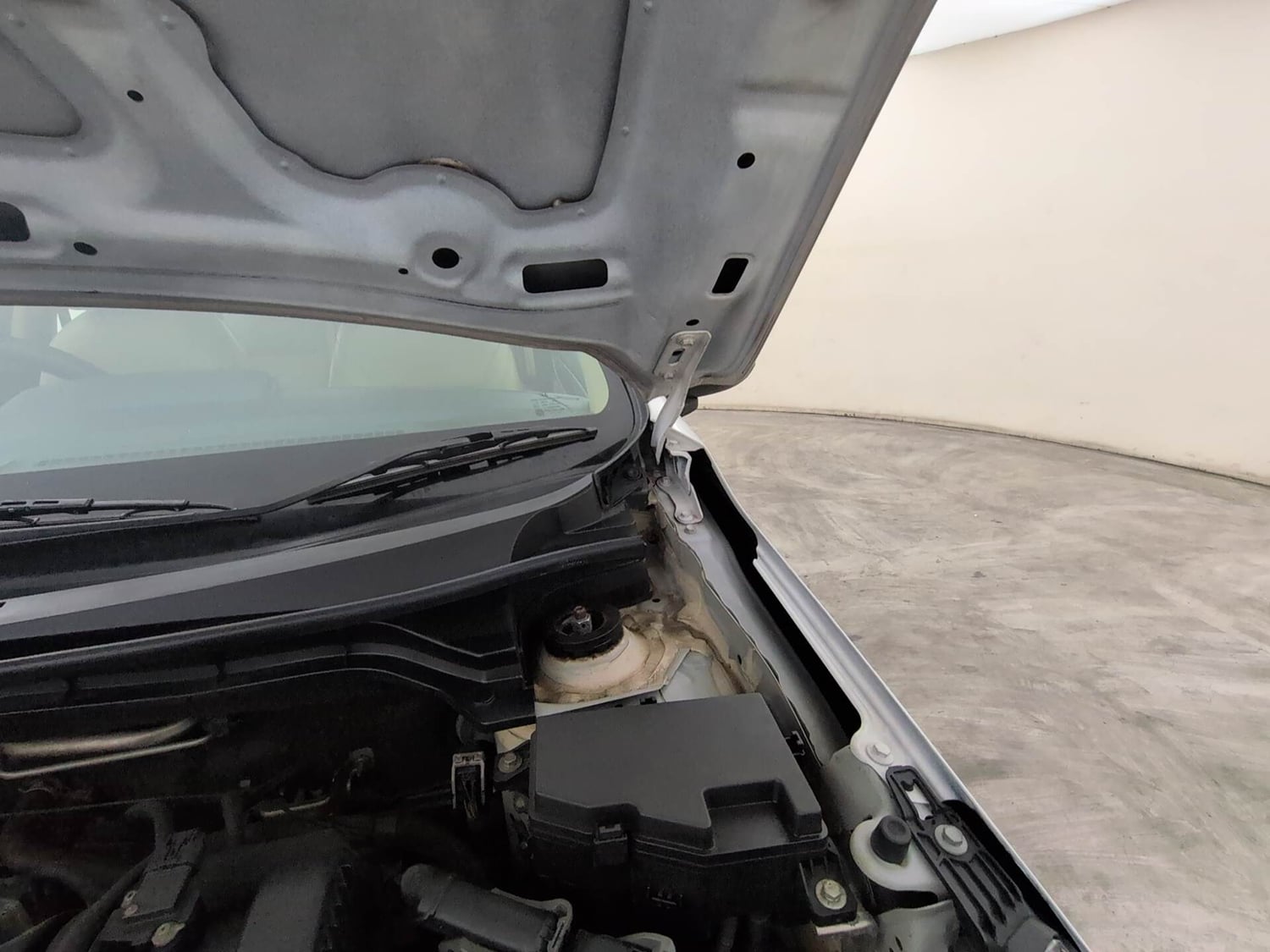 Used 2023 Honda Amaze VX 1.2 Petrol CVT Petrol Automatic engine ENGINE LEFT SIDE HINGE & APRON VIEW