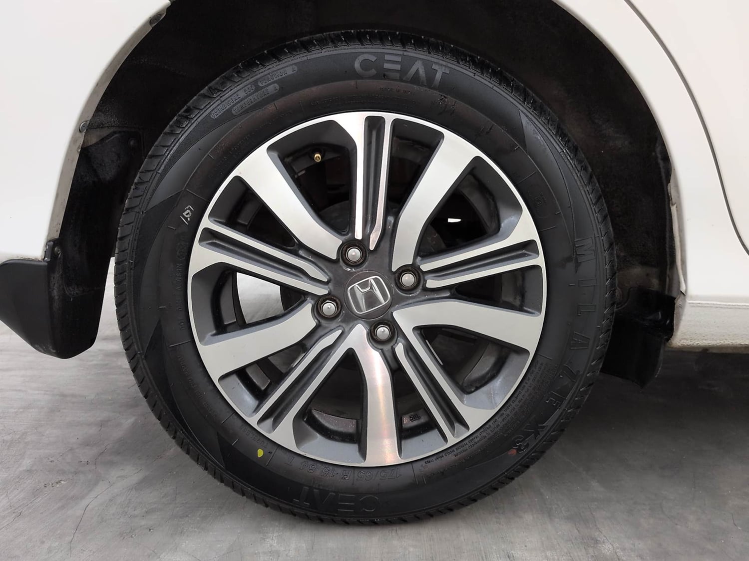 Used 2023 Honda Amaze VX 1.2 Petrol CVT Petrol Automatic tyres RIGHT REAR TYRE RIM VIEW
