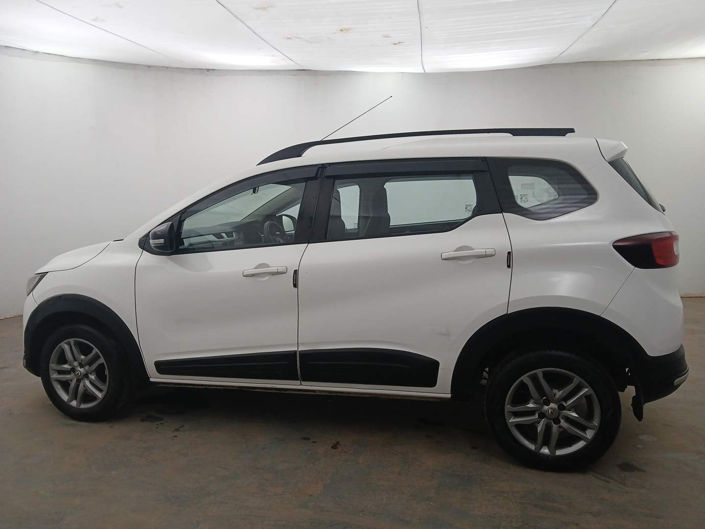 Used 2022 Renault Triber RXZ Petrol Manual exterior LEFT SIDE VIEW