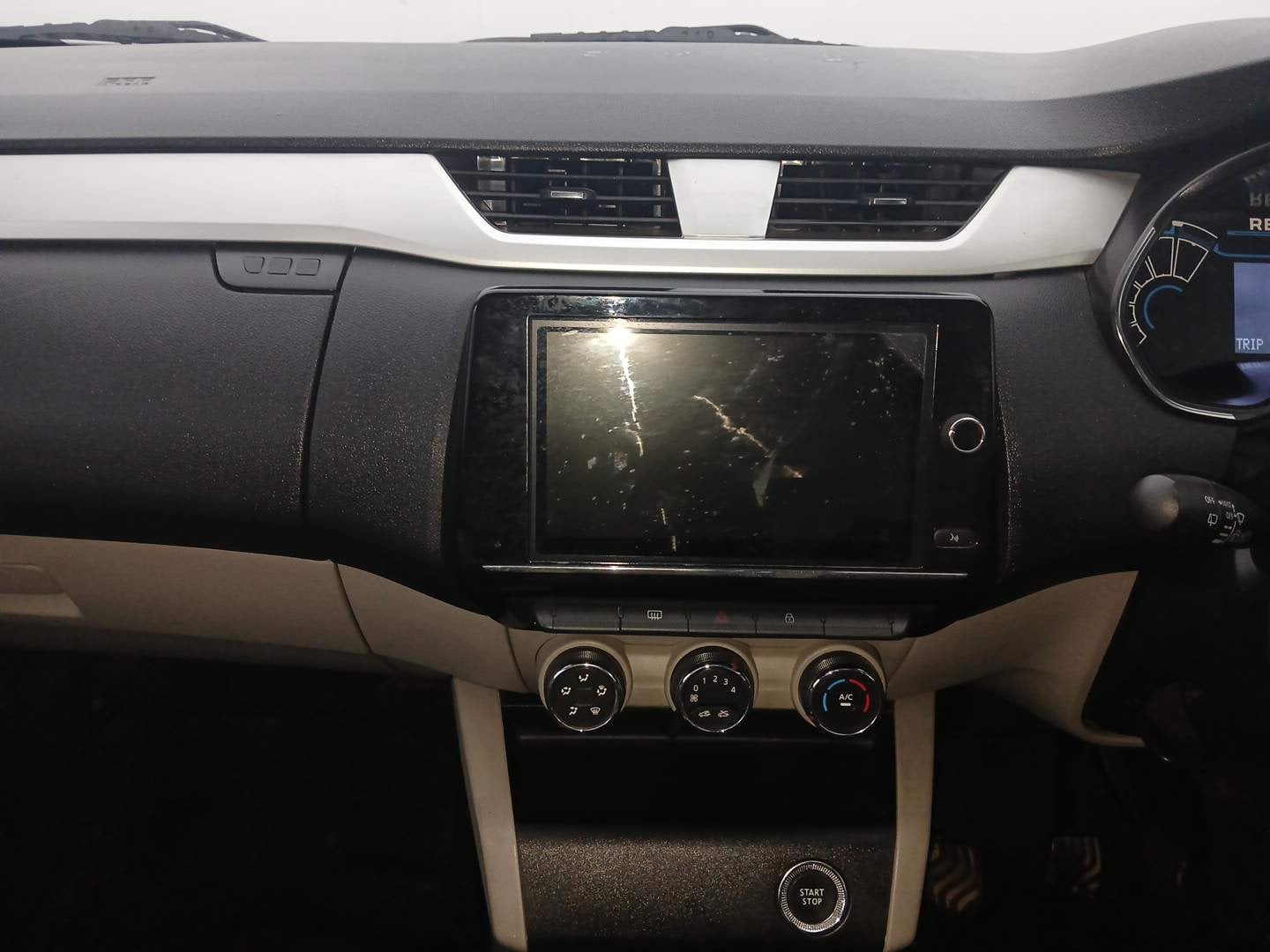 Used 2022 Renault Triber RXZ Petrol Manual interior MUSIC SYSTEM & AC CONTROL VIEW