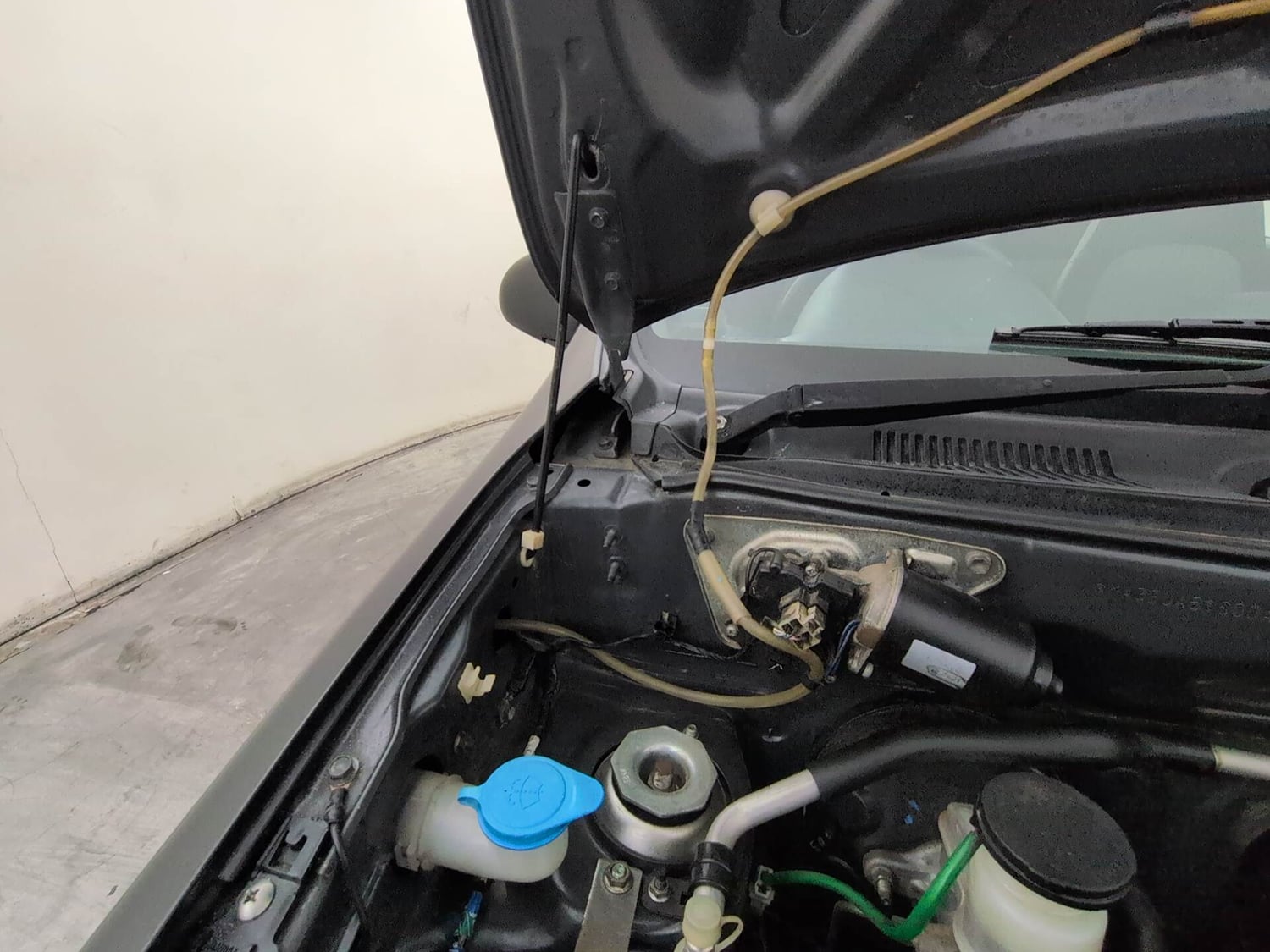 Used 2017 Maruti Suzuki Alto 800 LXi Petrol Manual engine ENGINE RIGHT SIDE HINGE & APRON VIEW
