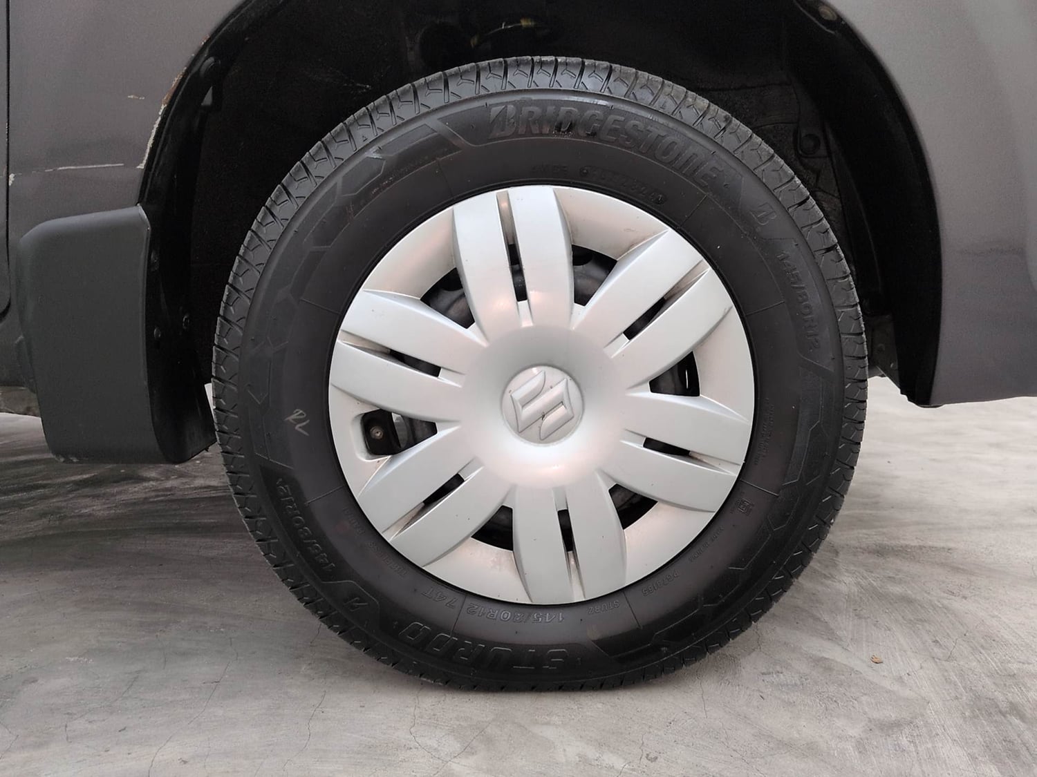 Used 2017 Maruti Suzuki Alto 800 LXi Petrol Manual tyres RIGHT FRONT TYRE RIM VIEW