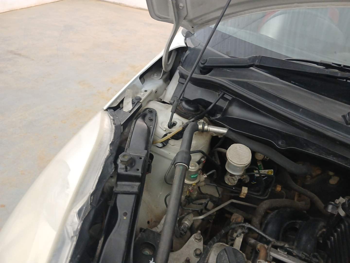 Used 2014 Maruti Suzuki Swift Dzire VXI Petrol Manual engine ENGINE RIGHT SIDE HINGE & APRON VIEW