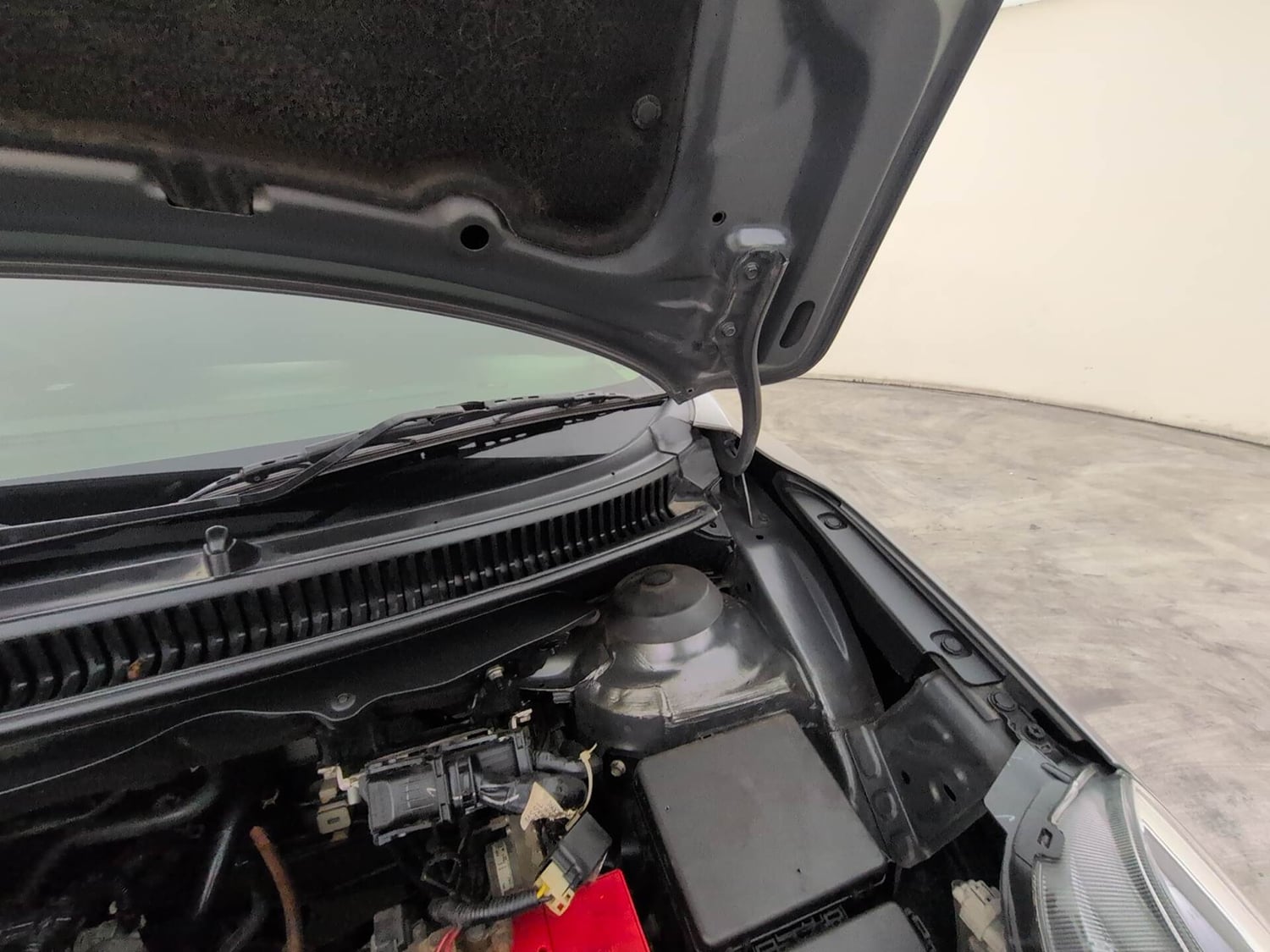 Used 2019 Toyota Glanza V CVT Petrol Automatic engine ENGINE LEFT SIDE HINGE & APRON VIEW