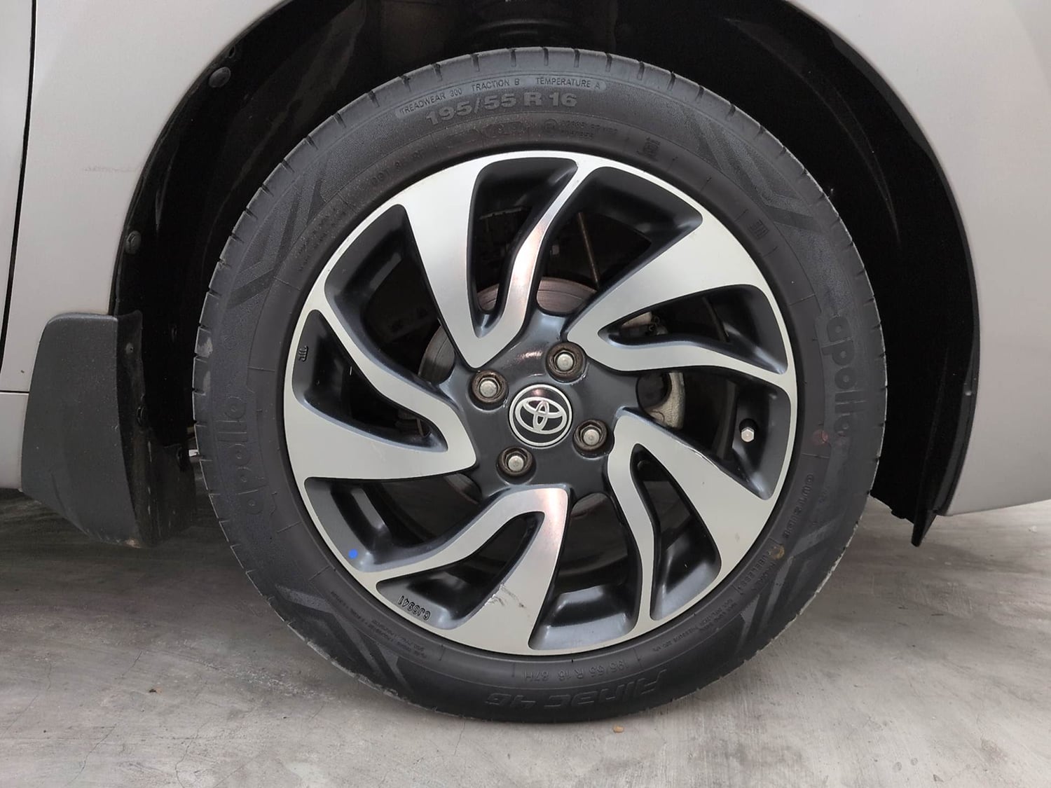 Used 2019 Toyota Glanza V CVT Petrol Automatic tyres RIGHT FRONT TYRE RIM VIEW