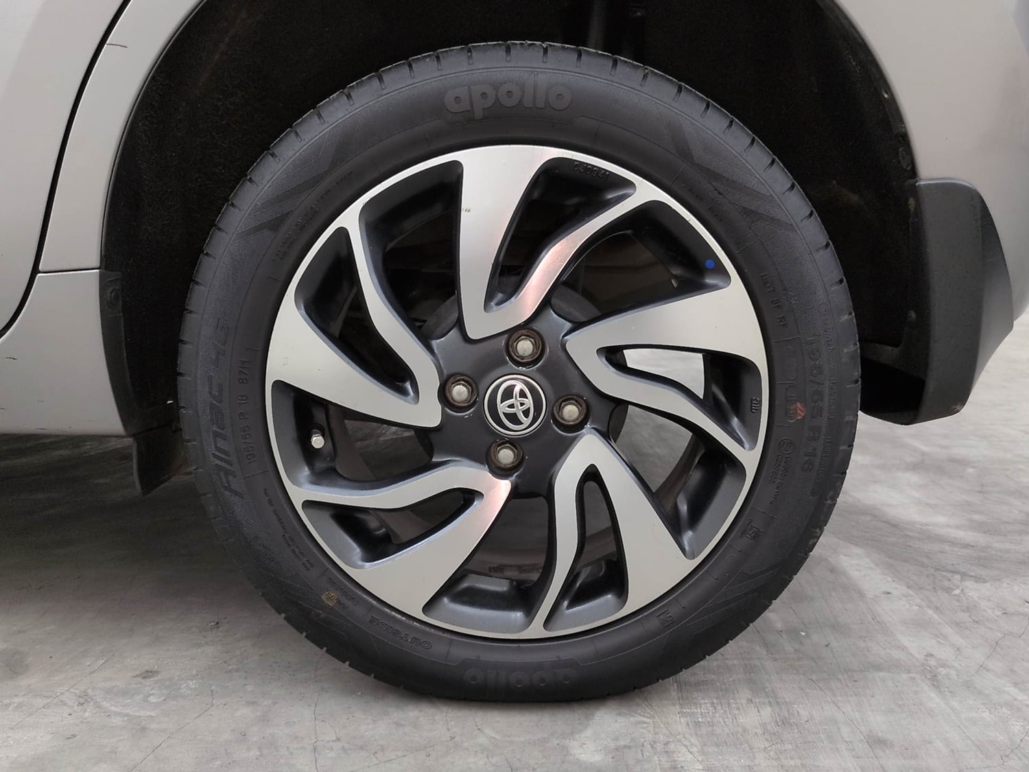 Used 2019 Toyota Glanza V CVT Petrol Automatic tyres LEFT REAR TYRE RIM VIEW