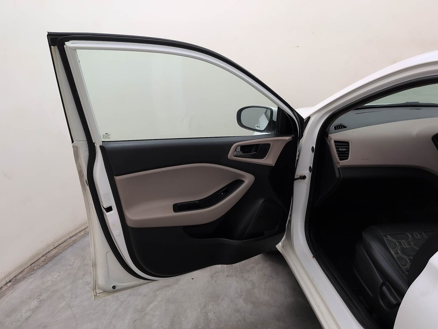 Used 2017 Hyundai Elite i20 Sportz 1.2 Petrol Manual interior LEFT FRONT DOOR OPEN VIEW