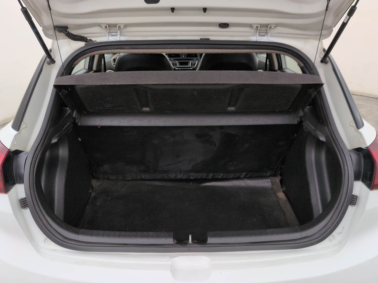 Used 2017 Hyundai Elite i20 Sportz 1.2 Petrol Manual interior DICKY INSIDE VIEW