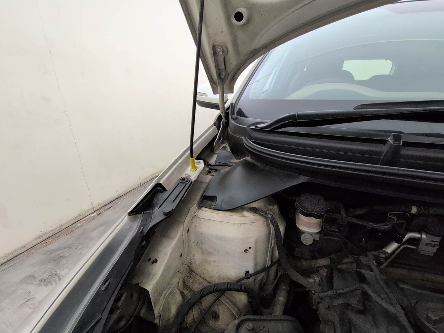 Used 2017 Hyundai Elite i20 Sportz 1.2 Petrol Manual engine ENGINE RIGHT SIDE HINGE & APRON VIEW