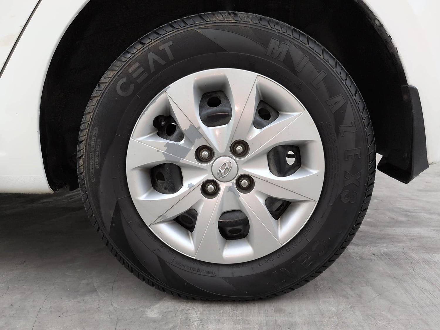 Used 2017 Hyundai Elite i20 Sportz 1.2 Petrol Manual tyres LEFT REAR TYRE RIM VIEW