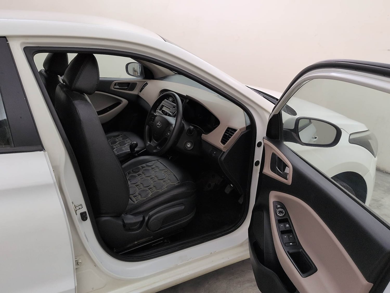 Used 2017 Hyundai Elite i20 Sportz 1.2 Petrol Manual interior RIGHT SIDE FRONT DOOR CABIN VIEW