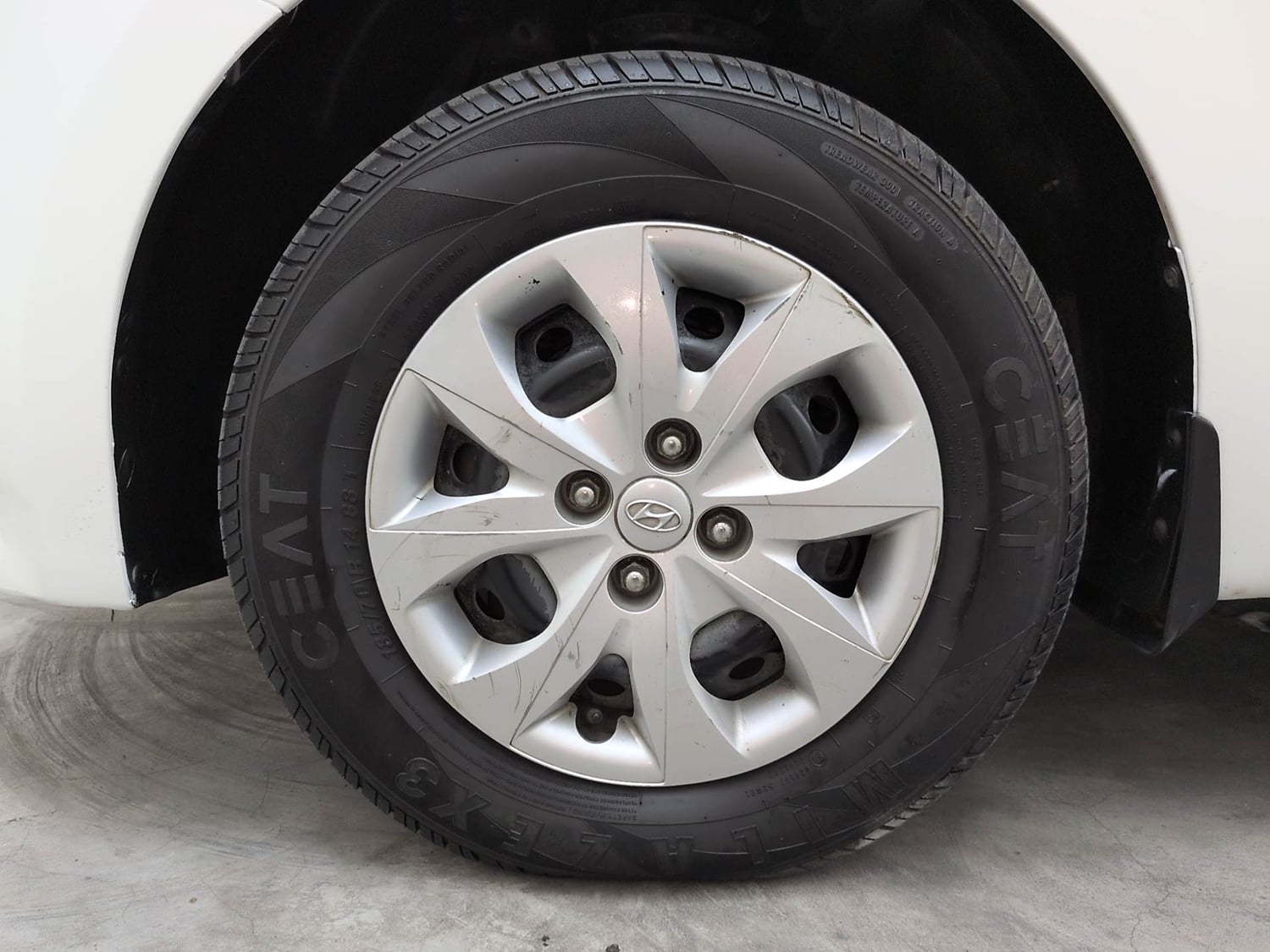 Used 2017 Hyundai Elite i20 Sportz 1.2 Petrol Manual tyres LEFT FRONT TYRE RIM VIEW