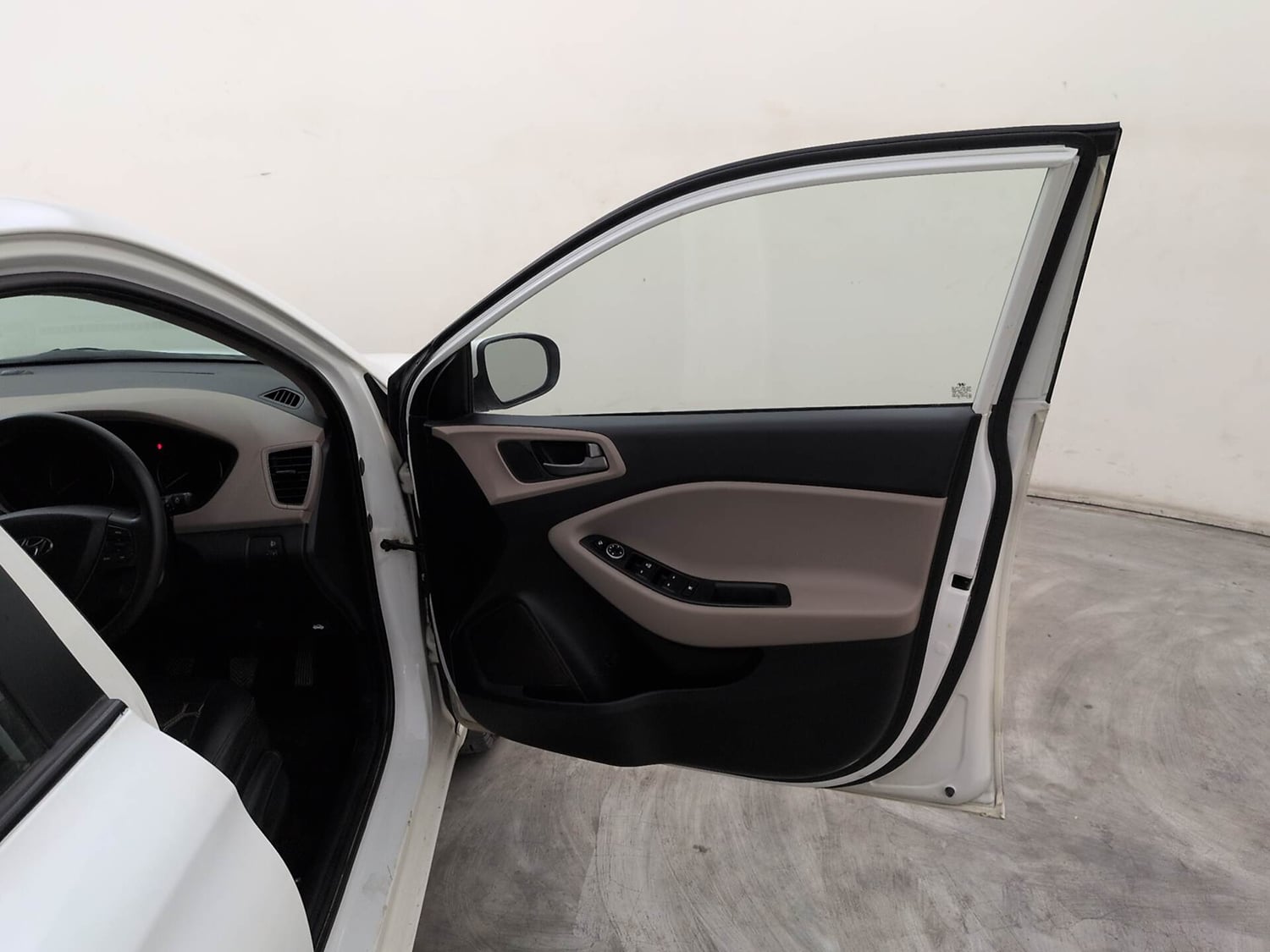 Used 2017 Hyundai Elite i20 Sportz 1.2 Petrol Manual interior RIGHT FRONT DOOR OPEN VIEW