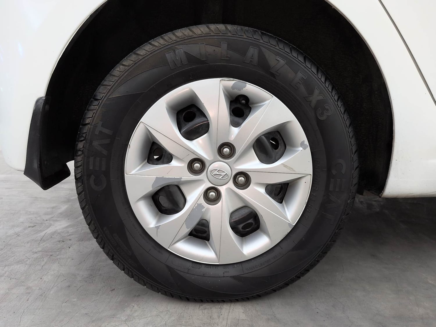 Used 2017 Hyundai Elite i20 Sportz 1.2 Petrol Manual tyres RIGHT REAR TYRE RIM VIEW