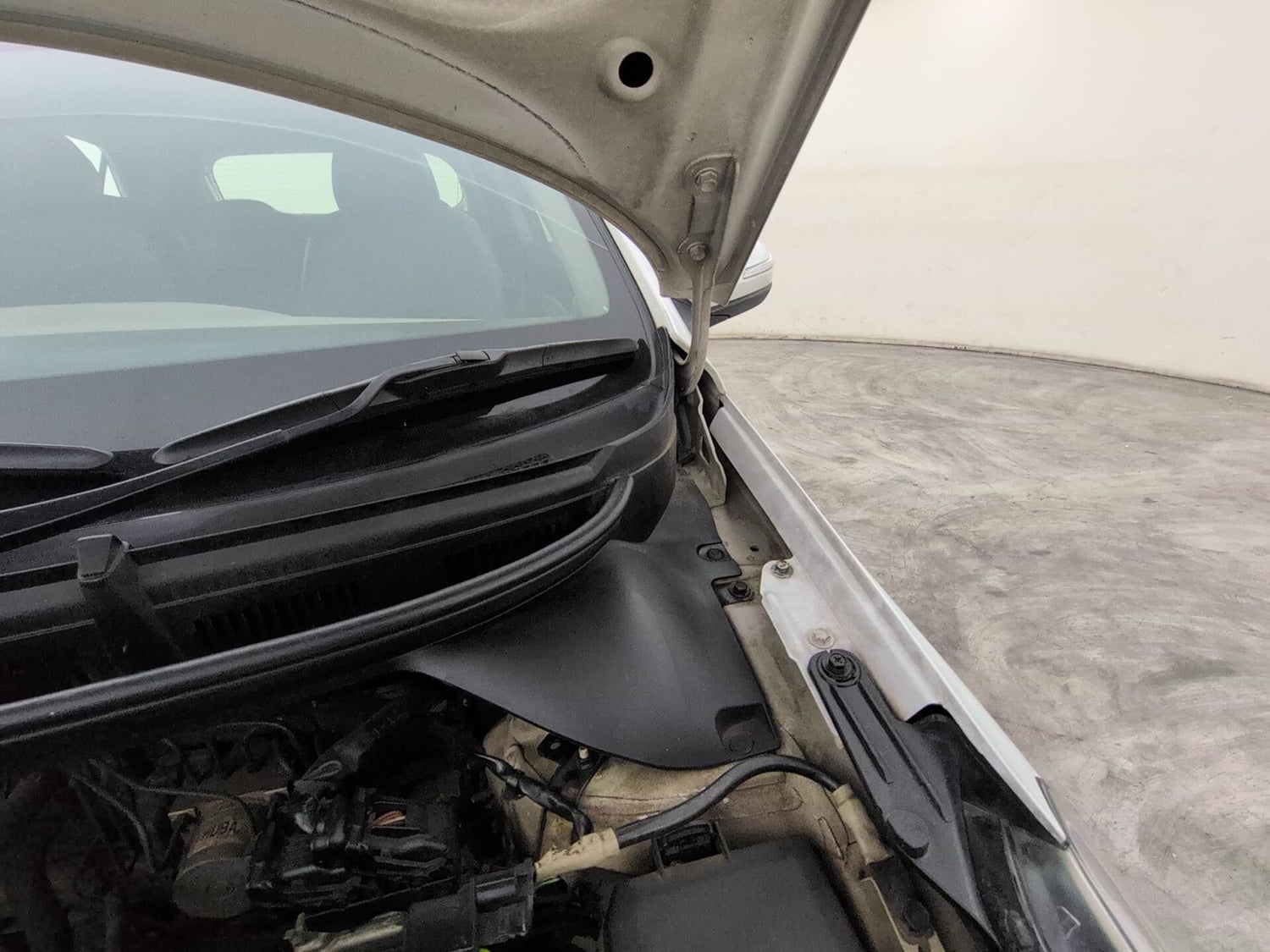 Used 2017 Hyundai Elite i20 Sportz 1.2 Petrol Manual engine ENGINE LEFT SIDE HINGE & APRON VIEW