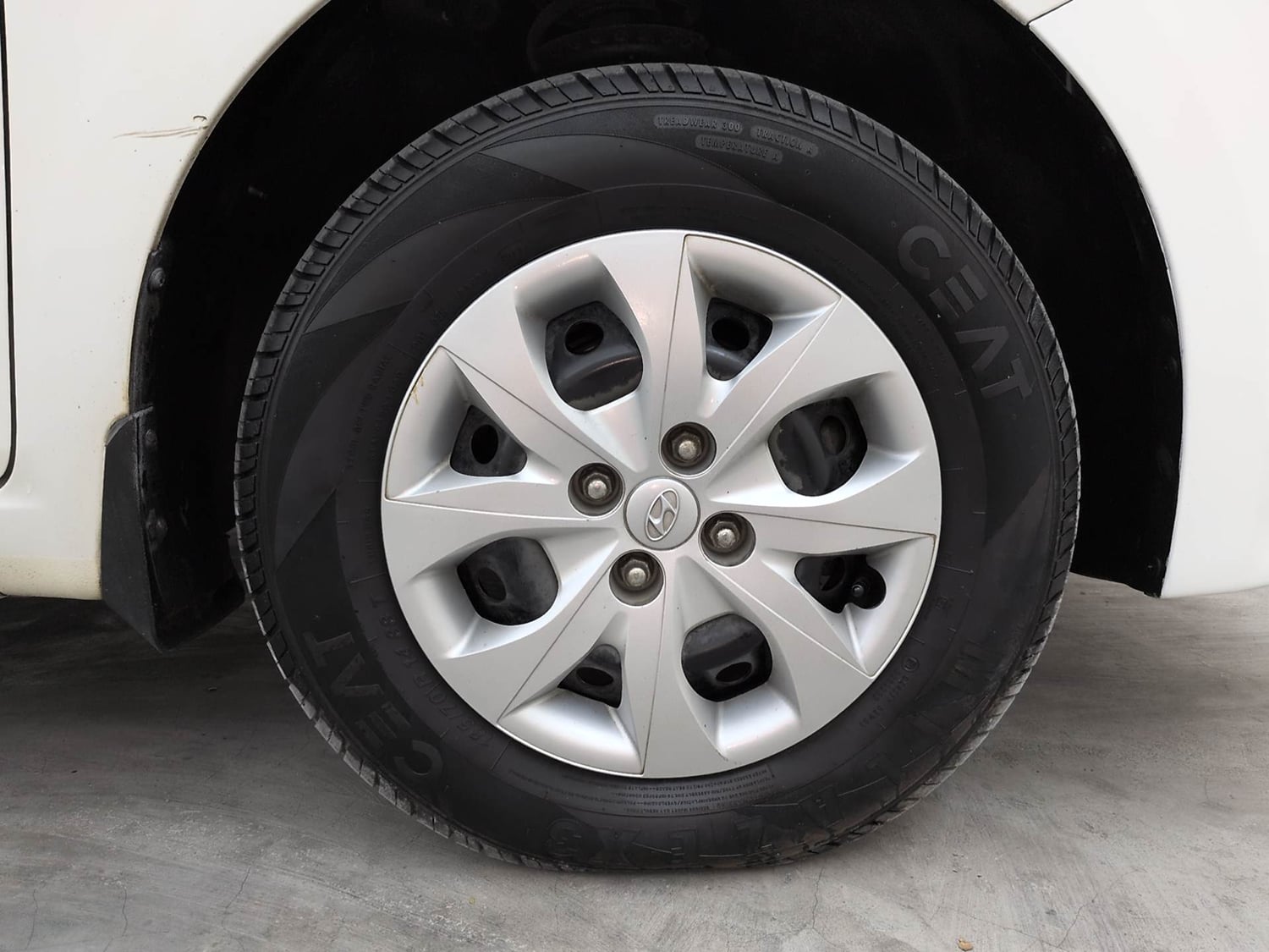 Used 2017 Hyundai Elite i20 Sportz 1.2 Petrol Manual tyres RIGHT FRONT TYRE RIM VIEW