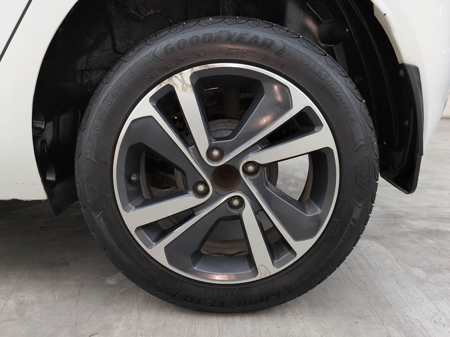 Used 2023 Tata Altroz XZ Plus Petrol Petrol Manual tyres LEFT REAR TYRE RIM VIEW