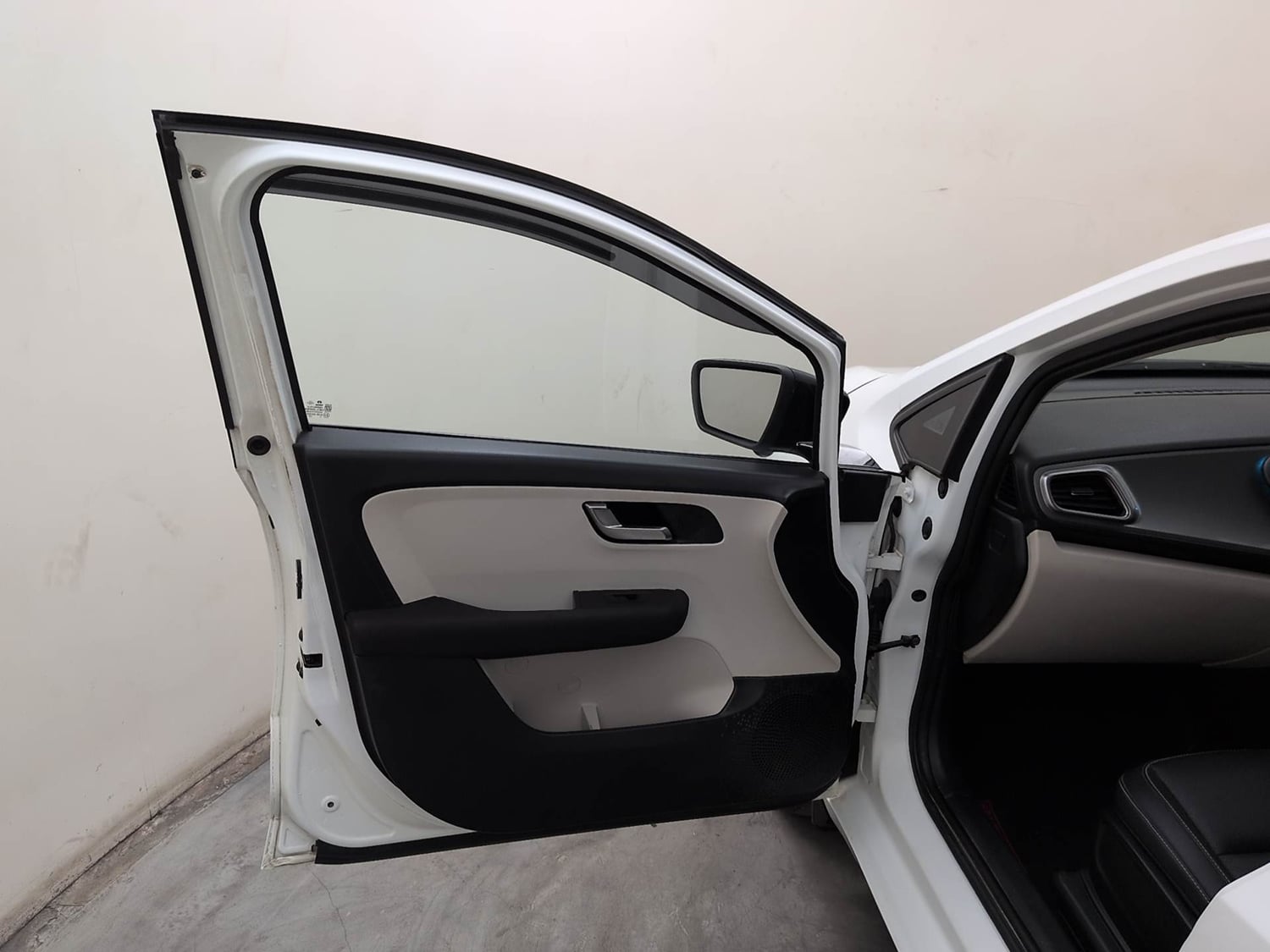 Used 2023 Tata Altroz XZ Plus Petrol Petrol Manual interior LEFT FRONT DOOR OPEN VIEW