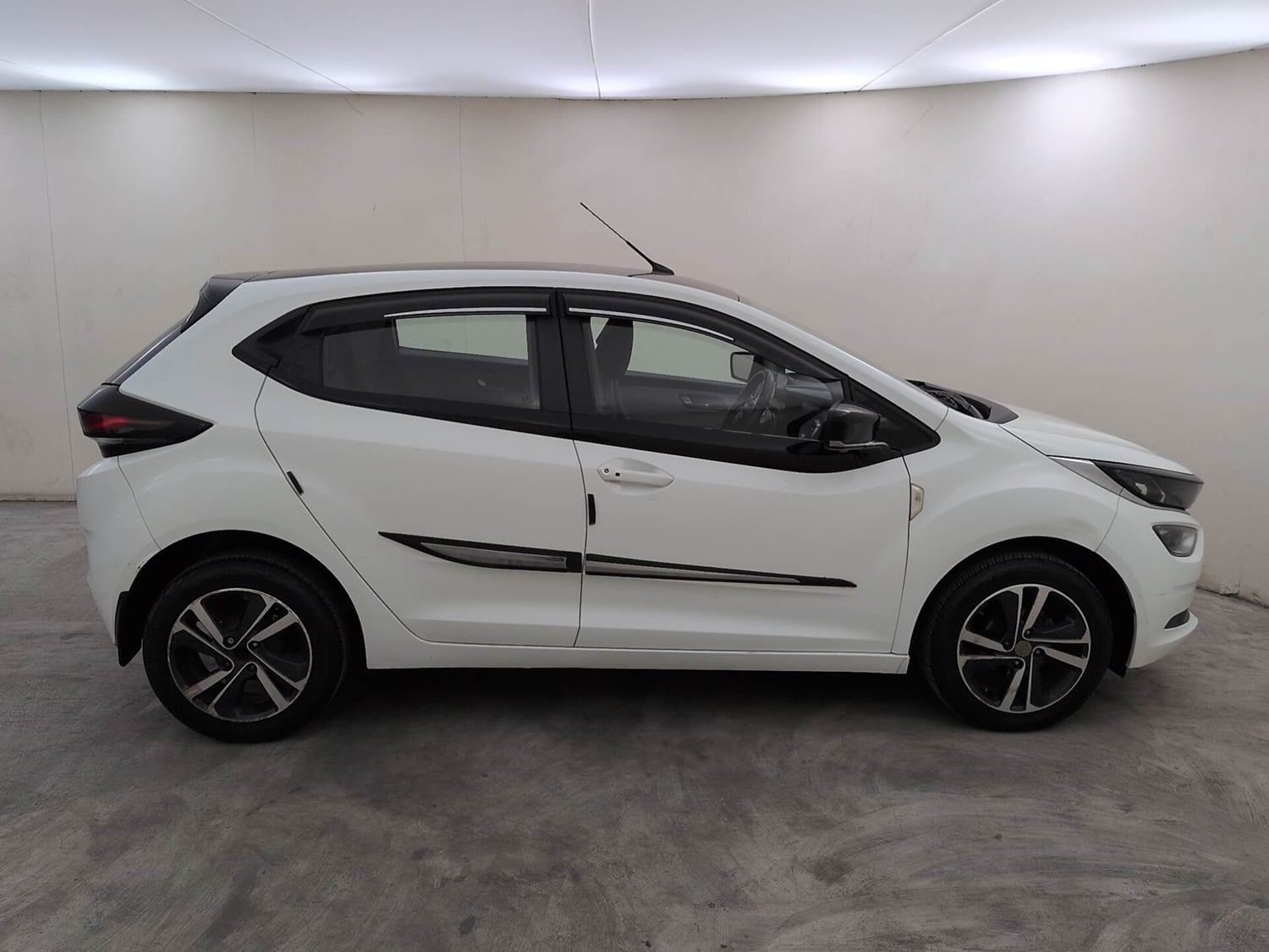 Used 2023 Tata Altroz XZ Plus Petrol Petrol Manual exterior RIGHT SIDE VIEW