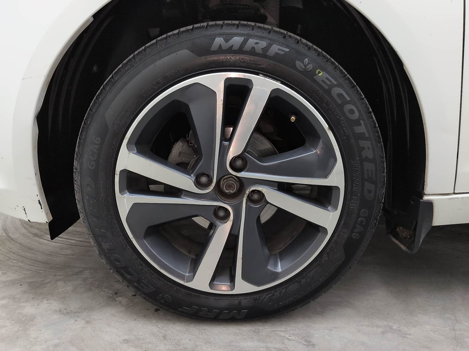 Used 2023 Tata Altroz XZ Plus Petrol Petrol Manual tyres LEFT FRONT TYRE RIM VIEW