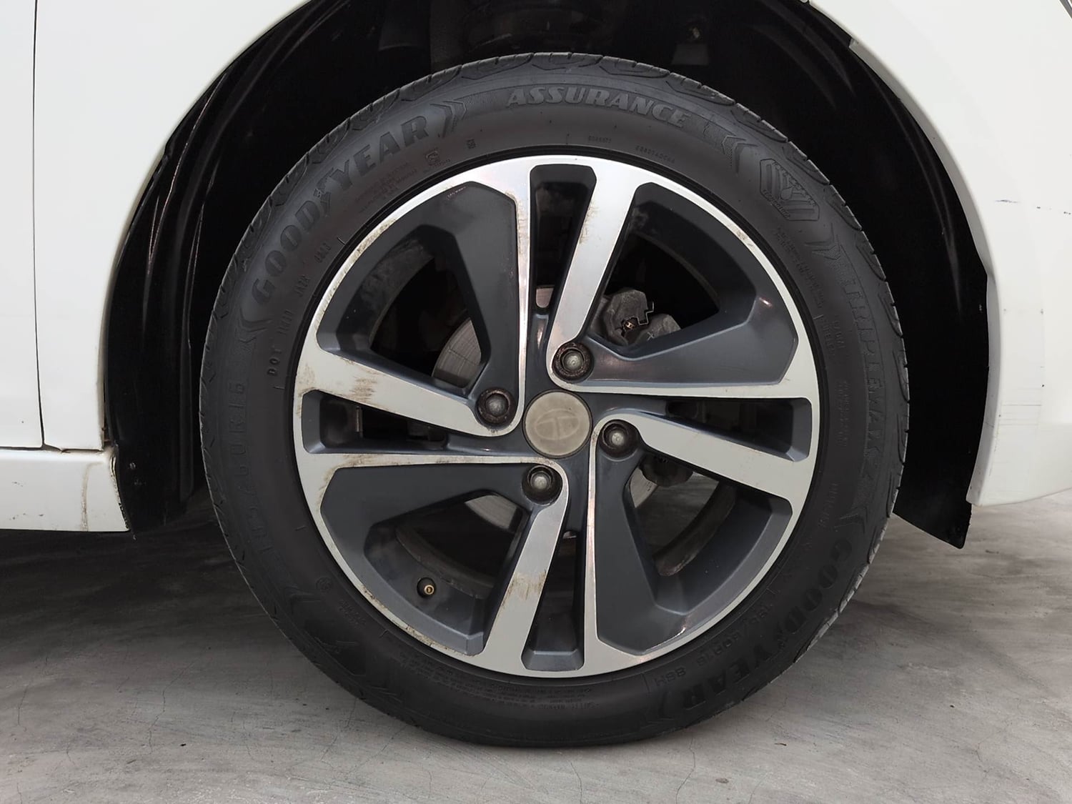 Used 2023 Tata Altroz XZ Plus Petrol Petrol Manual tyres RIGHT FRONT TYRE RIM VIEW