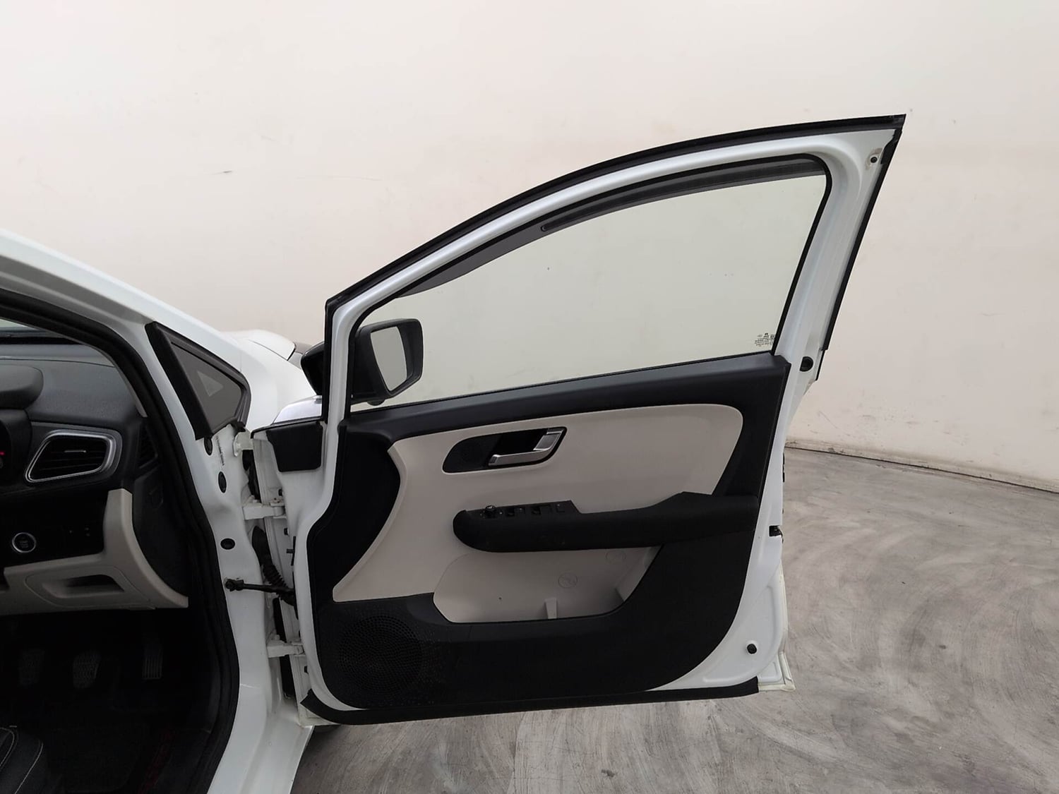Used 2023 Tata Altroz XZ Plus Petrol Petrol Manual interior RIGHT FRONT DOOR OPEN VIEW