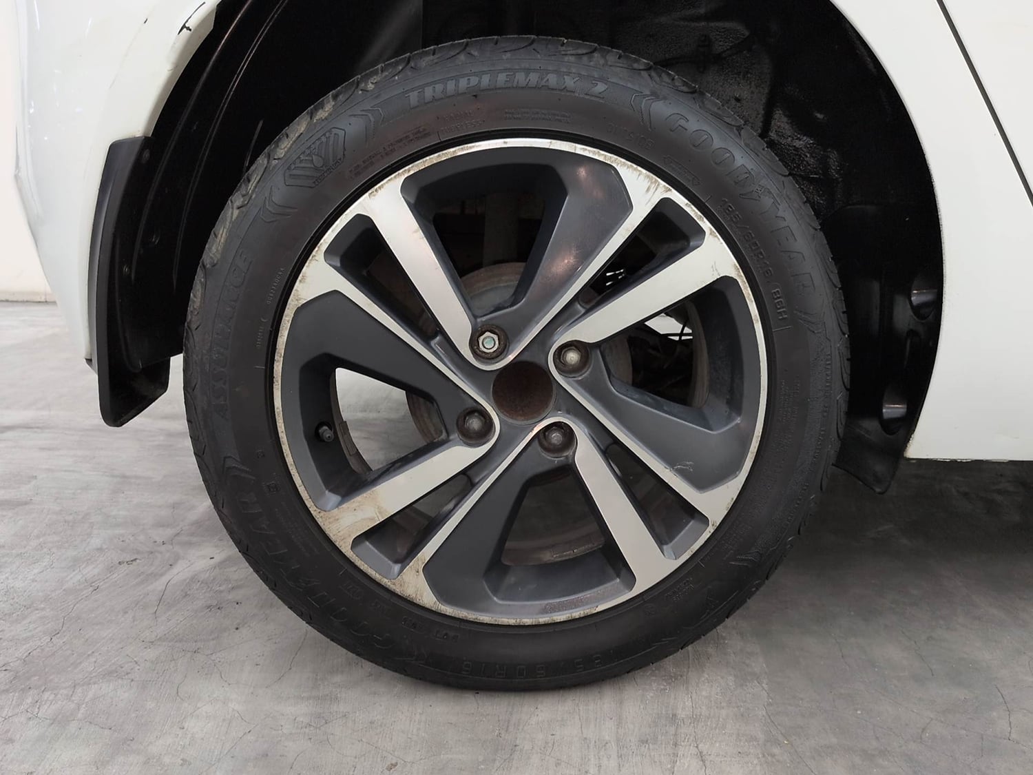 Used 2023 Tata Altroz XZ Plus Petrol Petrol Manual tyres RIGHT REAR TYRE RIM VIEW