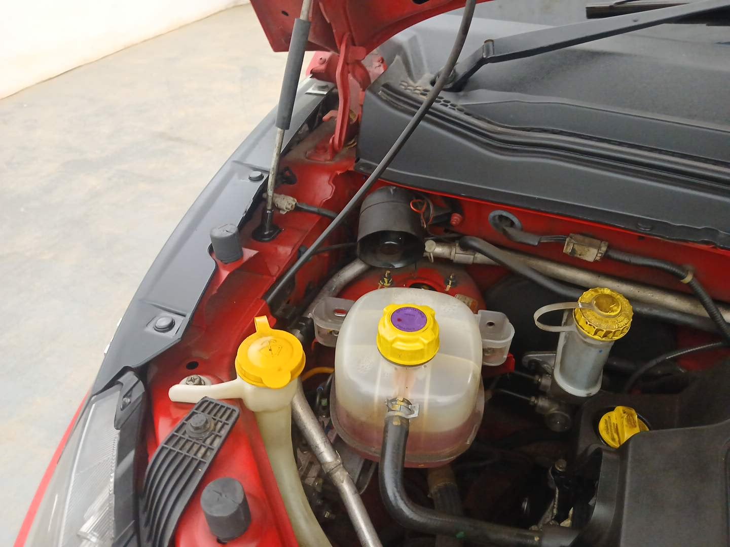 Used 2019 Mahindra KUV100 NXT K2 6 STR Petrol Manual engine ENGINE RIGHT SIDE HINGE & APRON VIEW