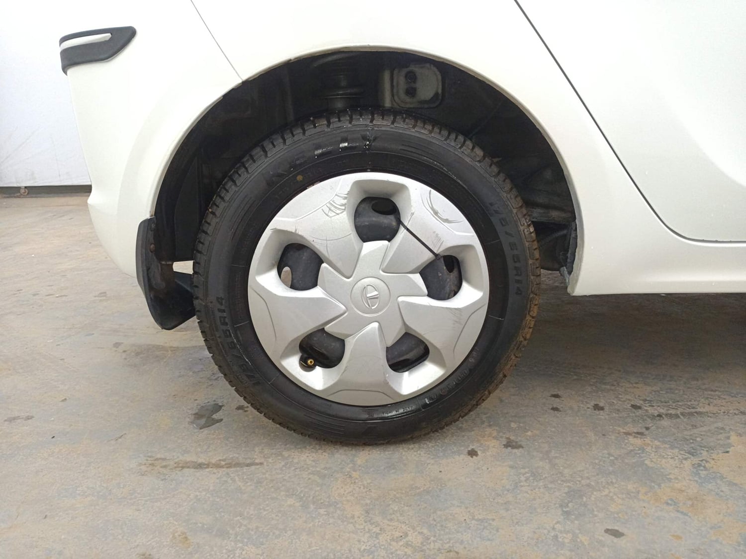 Used 2019 Tata Tiago Revotron XT Petrol Manual tyres RIGHT REAR TYRE RIM VIEW