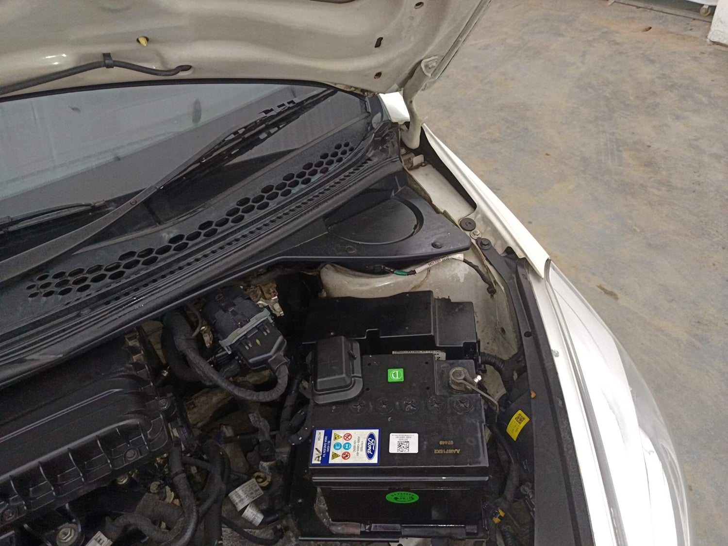 Used 2019 Tata Tiago Revotron XT Petrol Manual engine ENGINE LEFT SIDE HINGE & APRON VIEW