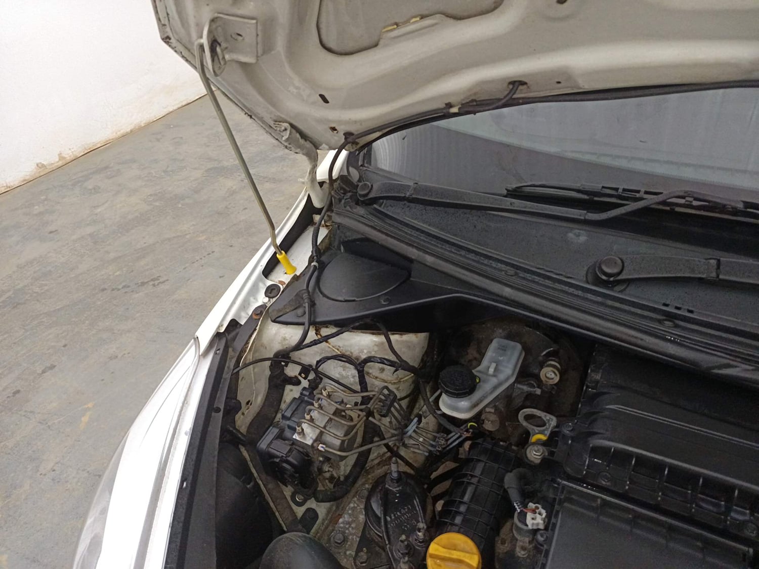 Used 2019 Tata Tiago Revotron XT Petrol Manual engine ENGINE RIGHT SIDE HINGE & APRON VIEW