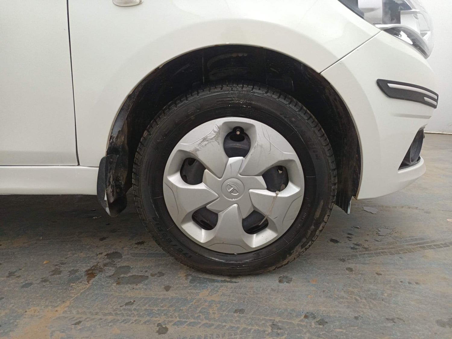 Used 2019 Tata Tiago Revotron XT Petrol Manual tyres RIGHT FRONT TYRE RIM VIEW