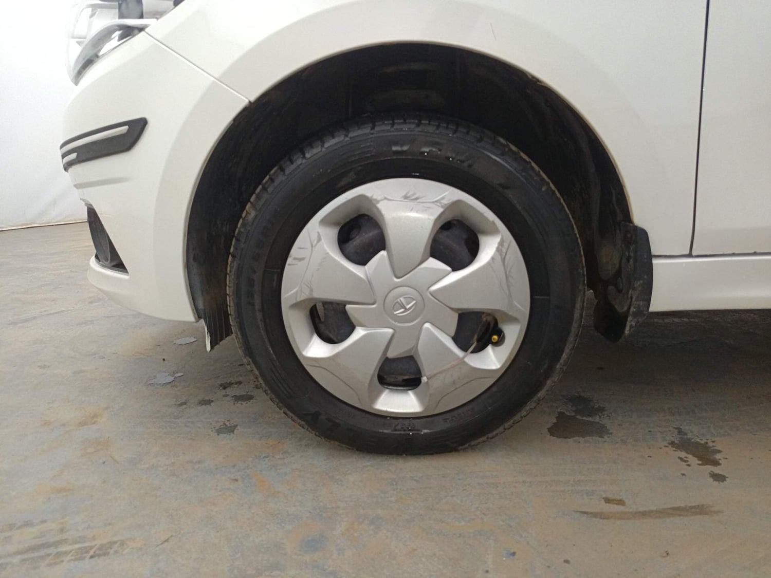 Used 2019 Tata Tiago Revotron XT Petrol Manual tyres LEFT FRONT TYRE RIM VIEW
