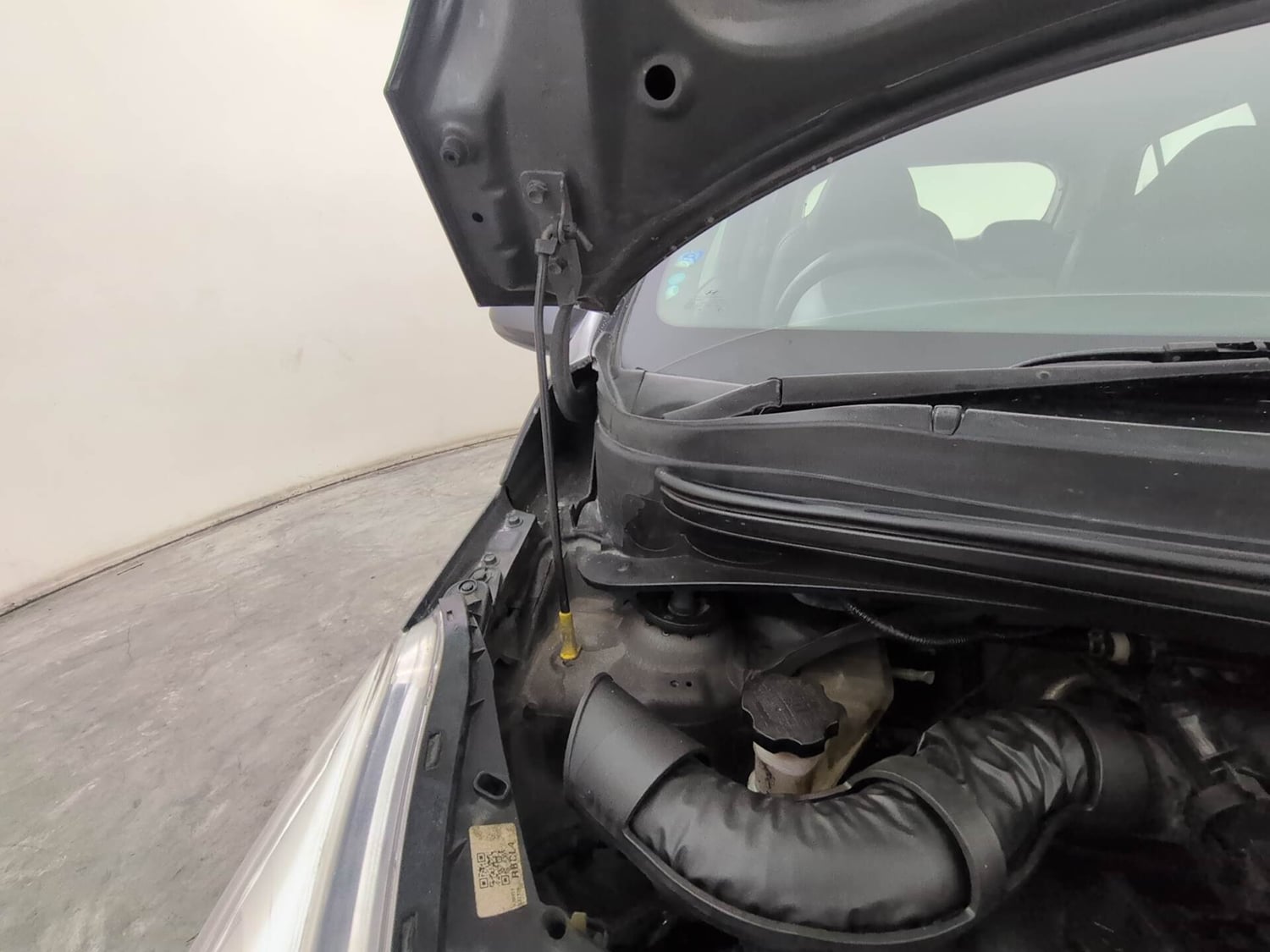 Used 2019 Hyundai Grand i10 Magna 1.2 Kappa VTVT Petrol Manual engine ENGINE RIGHT SIDE HINGE & APRON VIEW