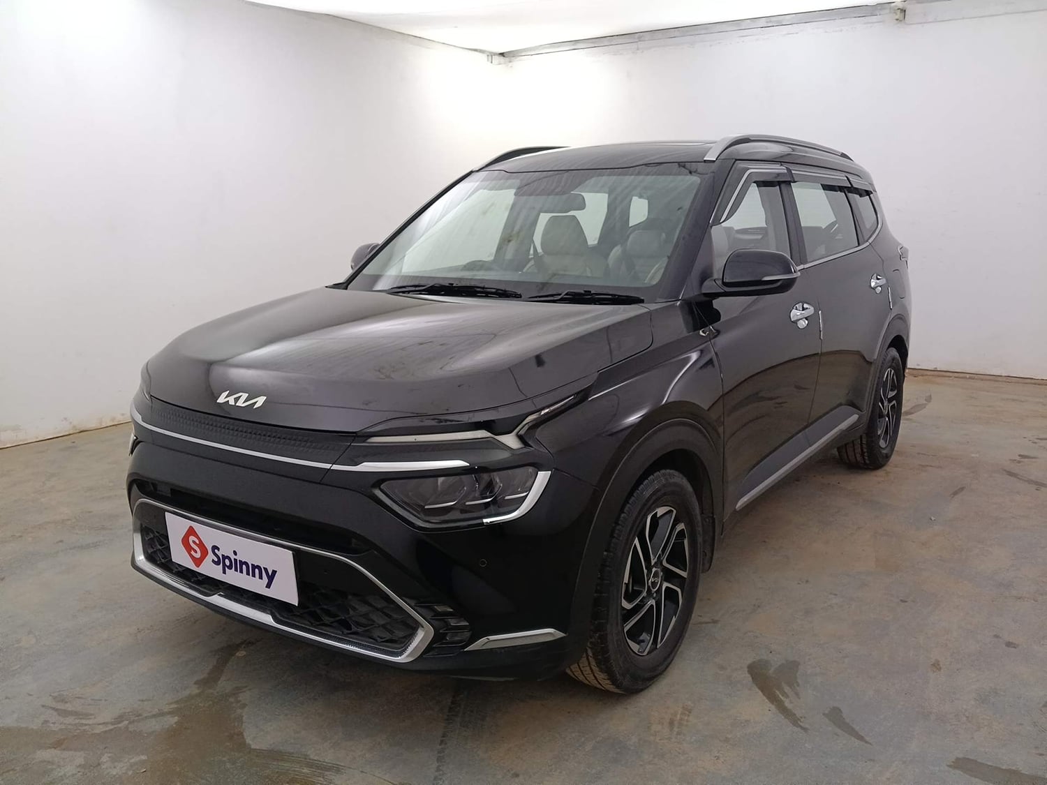Used 2022 Kia Carens Luxury Plus 1.4 Petrol DCT 6 STR Petrol Automatic exterior LEFT FRONT CORNER VIEW