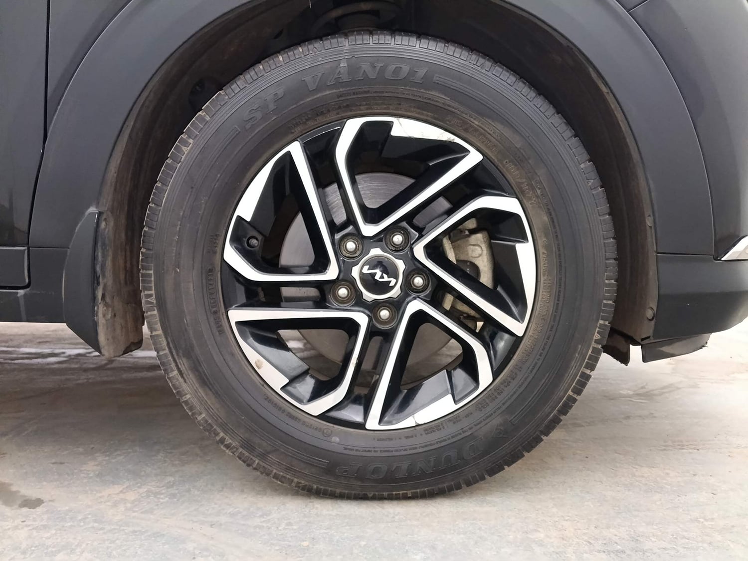 Used 2022 Kia Carens Luxury Plus 1.4 Petrol DCT 6 STR Petrol Automatic tyres RIGHT FRONT TYRE RIM VIEW