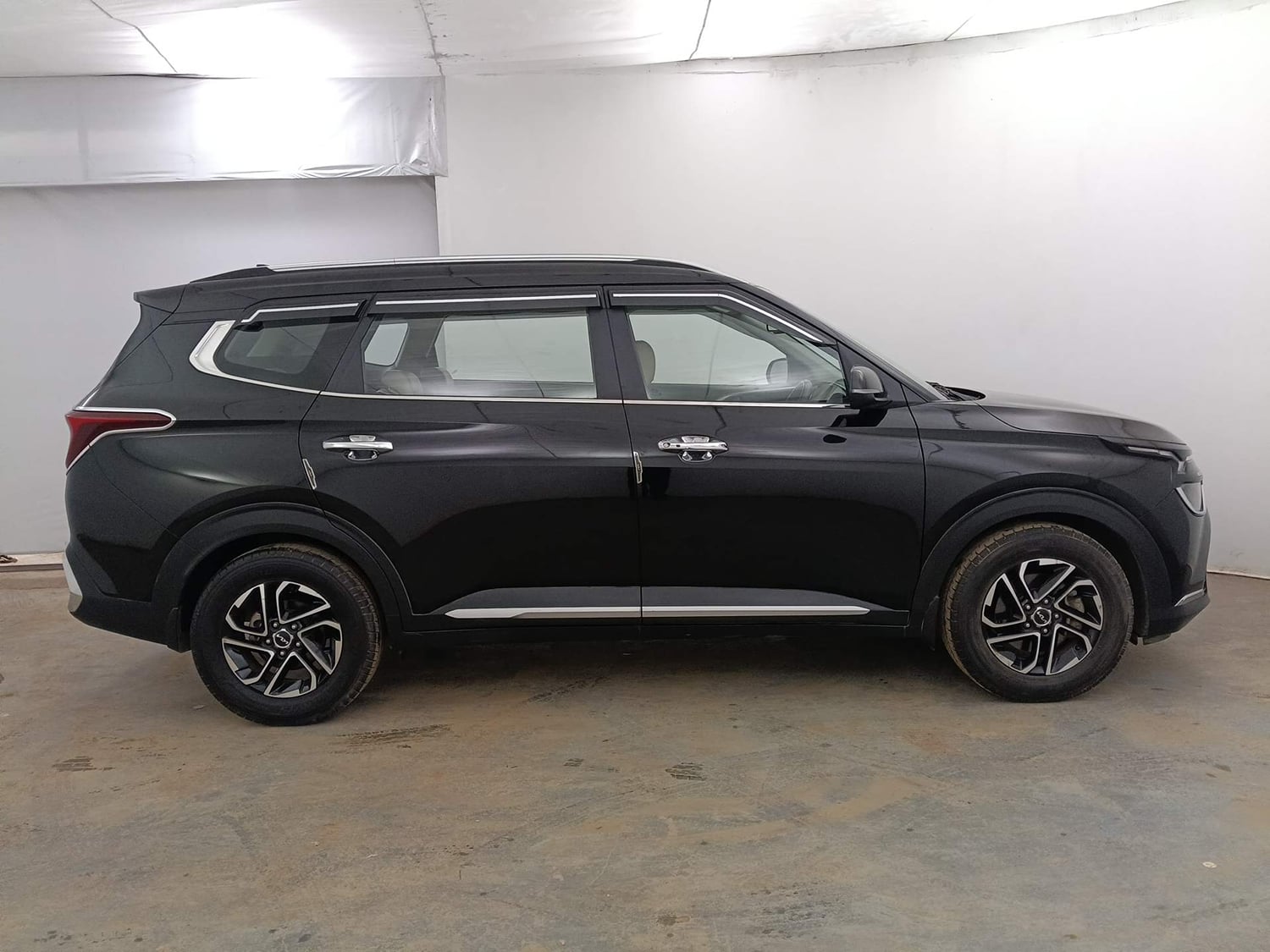 Used 2022 Kia Carens Luxury Plus 1.4 Petrol DCT 6 STR Petrol Automatic exterior RIGHT SIDE VIEW