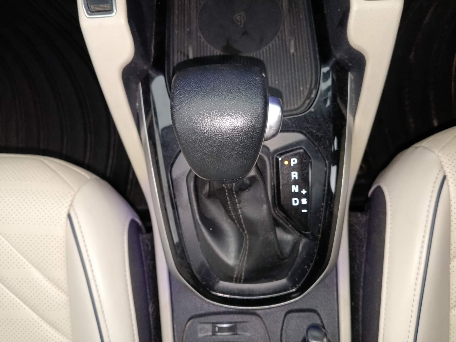 Used 2022 Kia Carens Luxury Plus 1.4 Petrol DCT 6 STR Petrol Automatic interior GEAR  KNOB VIEW
