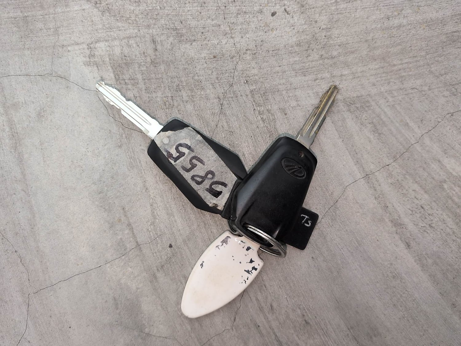Used 2017 Mahindra KUV100 K6 6 STR Petrol Manual extra CAR KEY VIEW