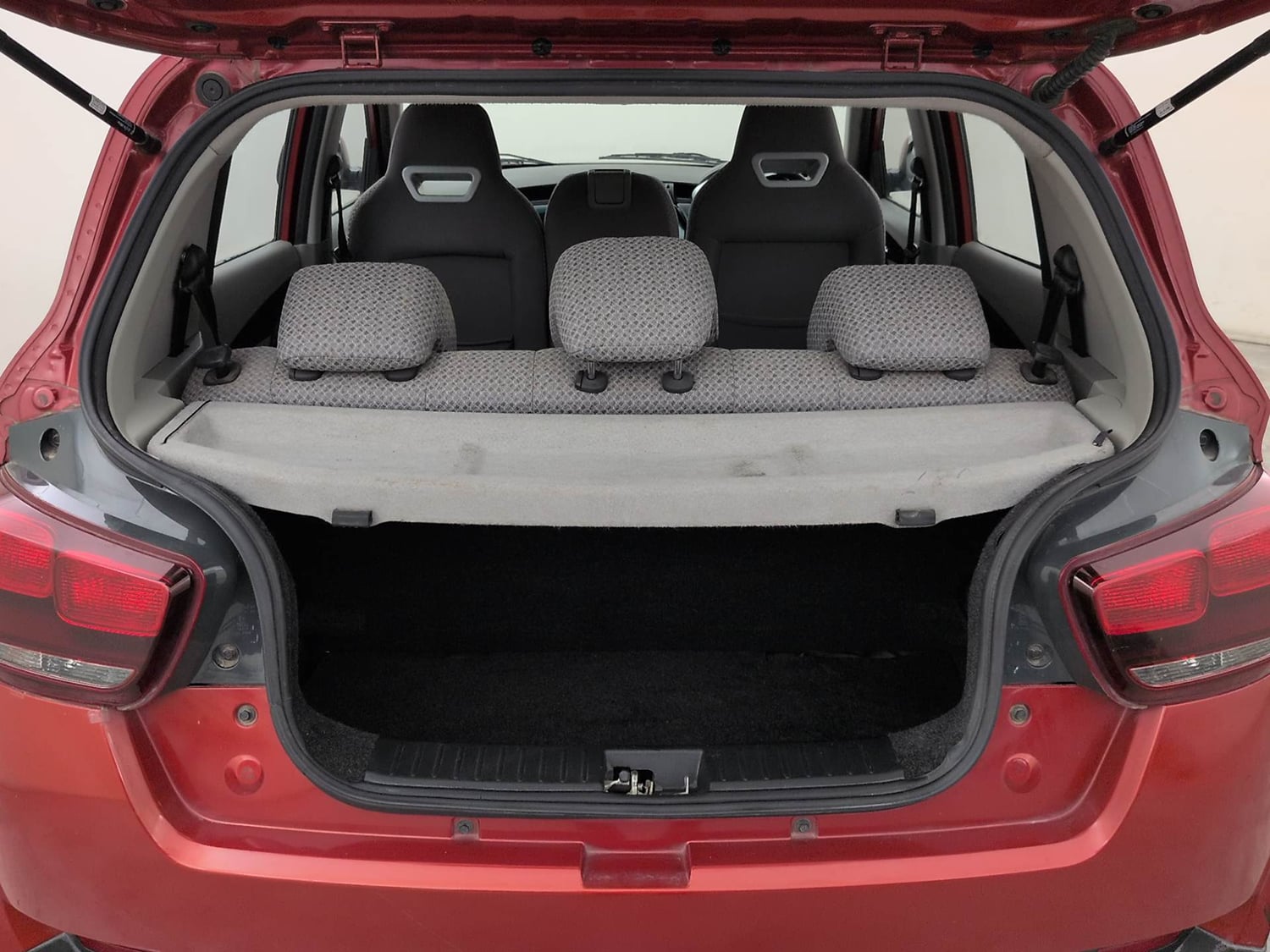 Used 2017 Mahindra KUV100 K6 6 STR Petrol Manual interior DICKY INSIDE VIEW