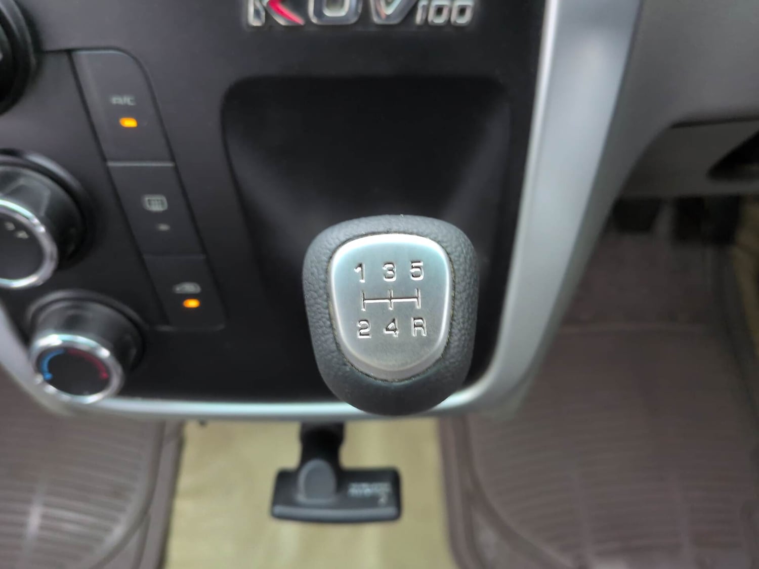 Used 2017 Mahindra KUV100 K6 6 STR Petrol Manual interior GEAR  KNOB VIEW