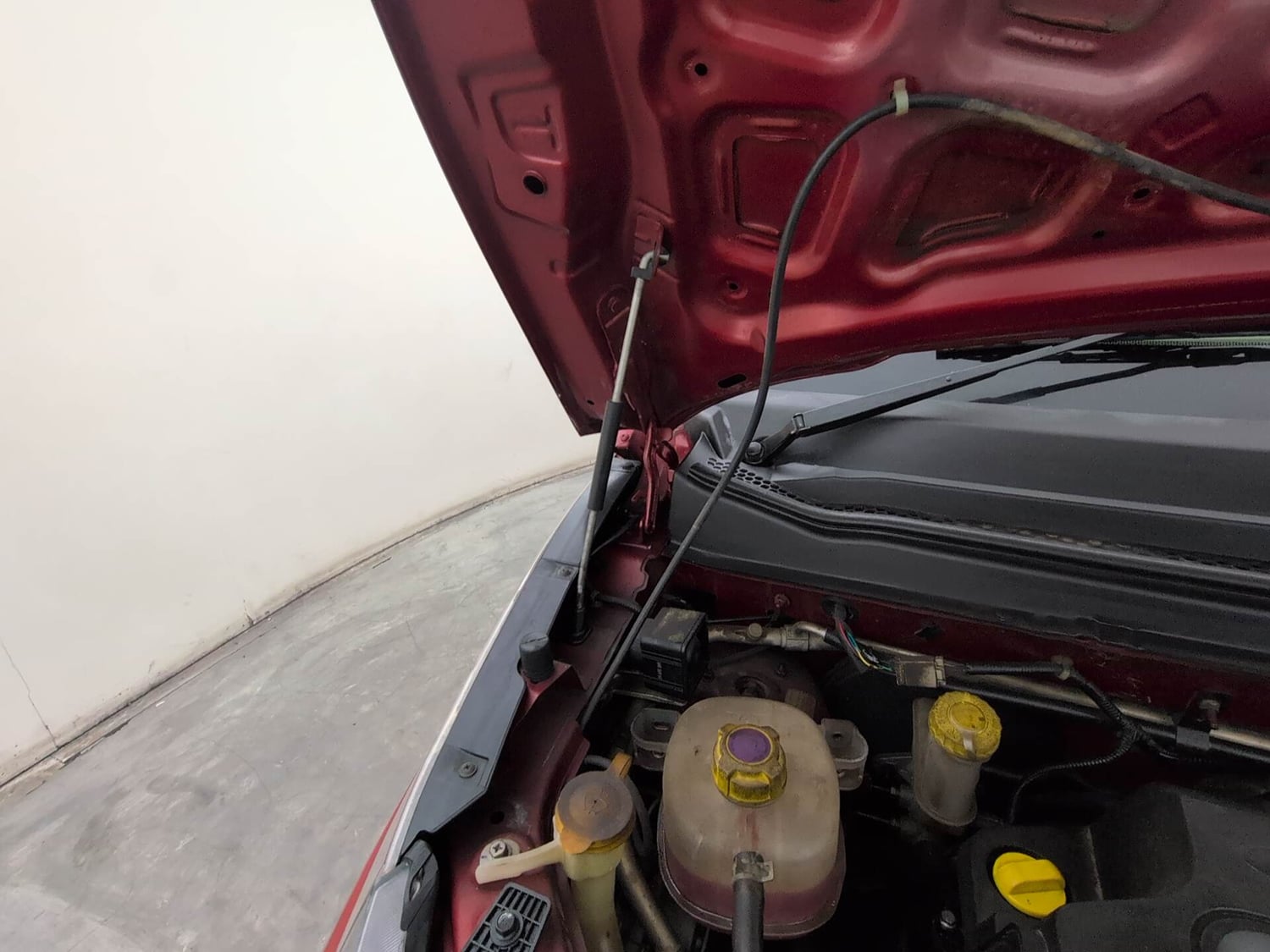 Used 2017 Mahindra KUV100 K6 6 STR Petrol Manual engine ENGINE RIGHT SIDE HINGE & APRON VIEW
