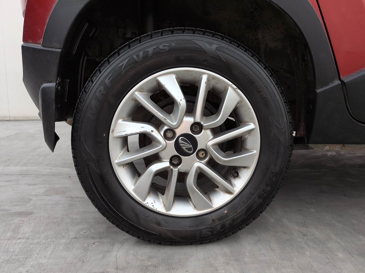 Used 2017 Mahindra KUV100 K6 6 STR Petrol Manual tyres RIGHT REAR TYRE RIM VIEW