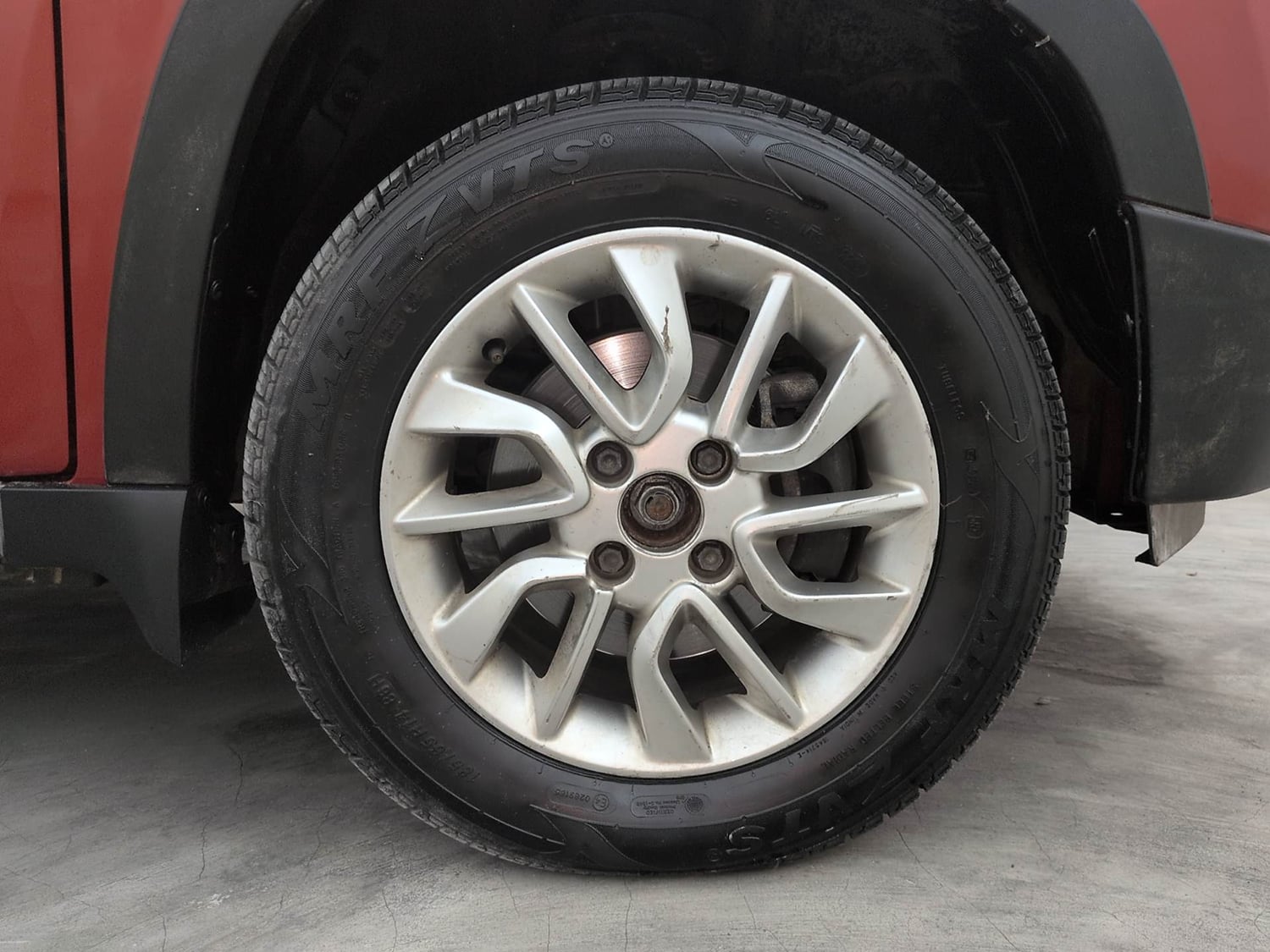 Used 2017 Mahindra KUV100 K6 6 STR Petrol Manual tyres RIGHT FRONT TYRE RIM VIEW