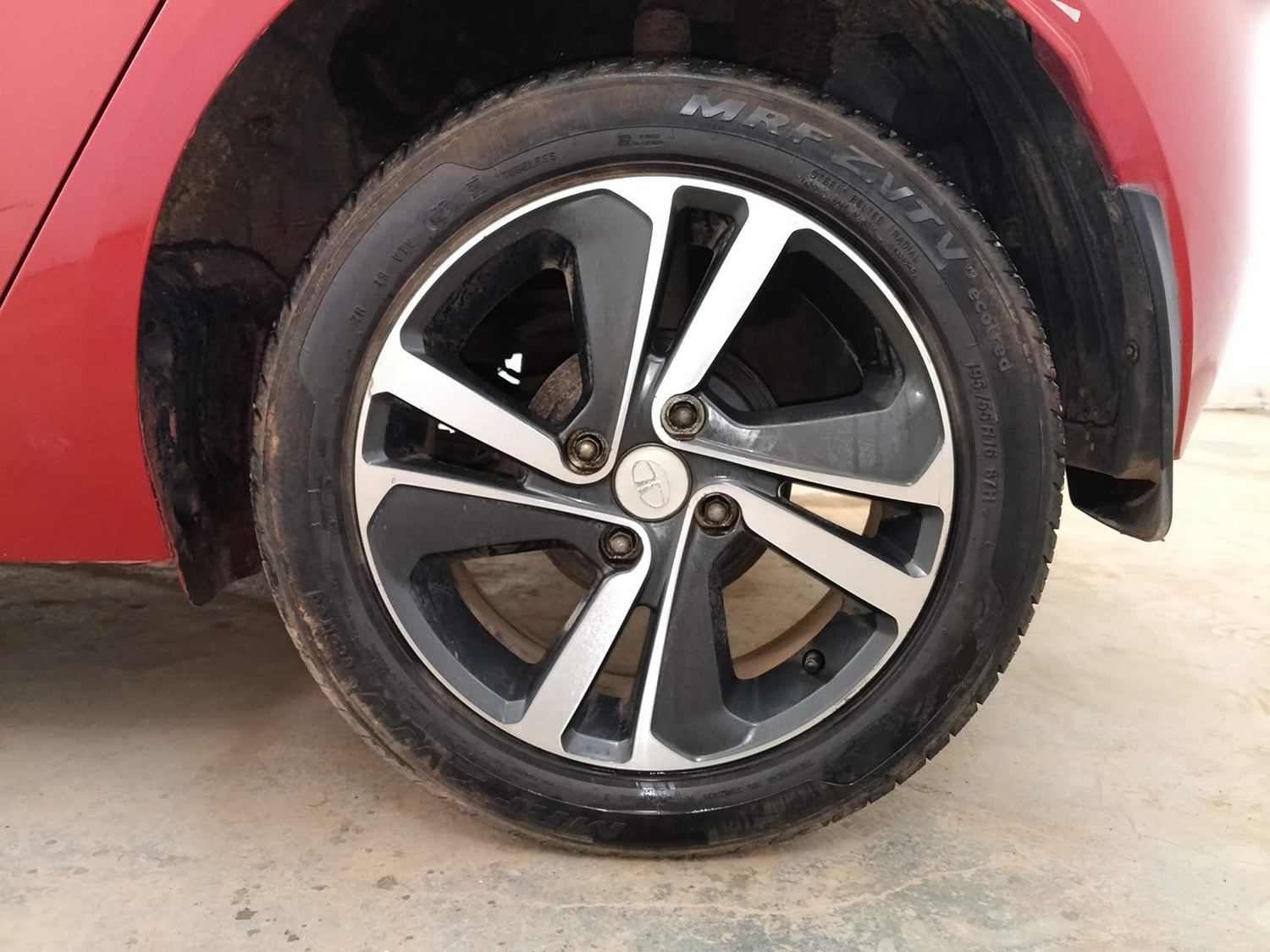 Used 2020 Tata Altroz XZ Petrol Petrol Manual tyres LEFT REAR TYRE RIM VIEW