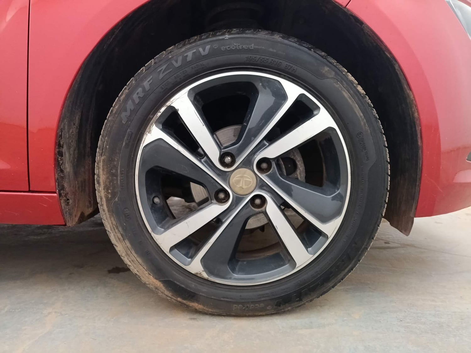 Used 2020 Tata Altroz XZ Petrol Petrol Manual tyres RIGHT FRONT TYRE RIM VIEW