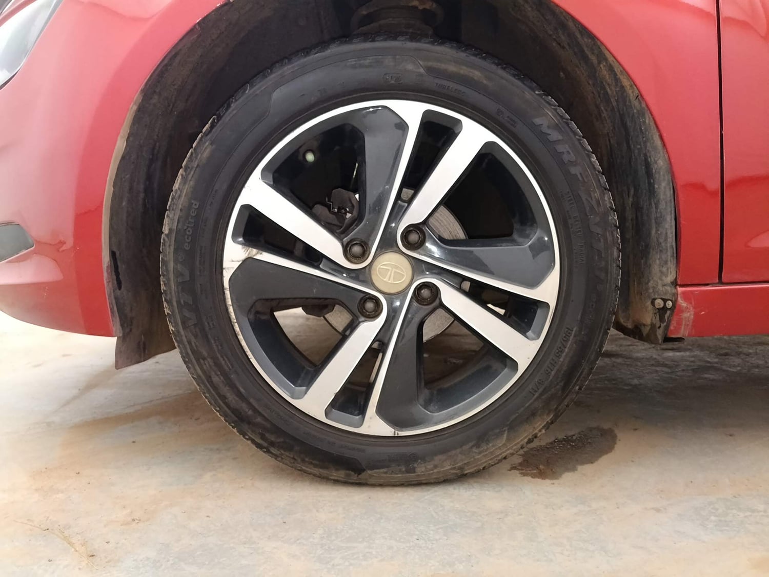 Used 2020 Tata Altroz XZ Petrol Petrol Manual tyres LEFT FRONT TYRE RIM VIEW