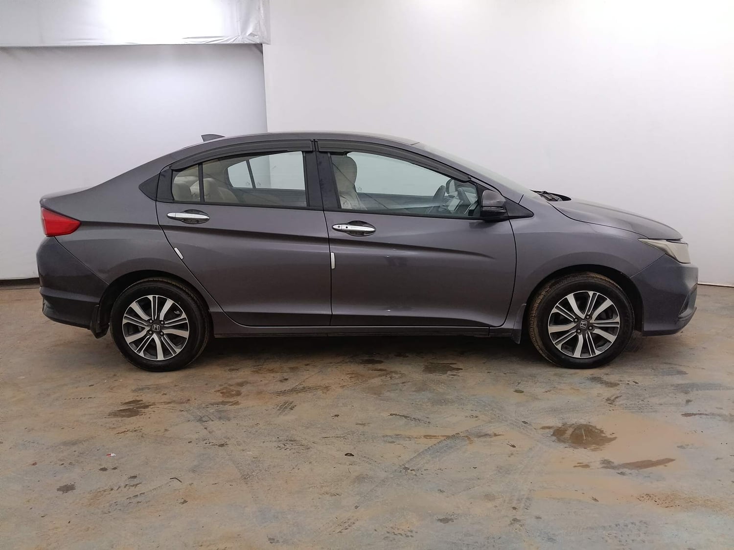 Used 2018 Honda City V Petrol Petrol Manual exterior RIGHT SIDE VIEW