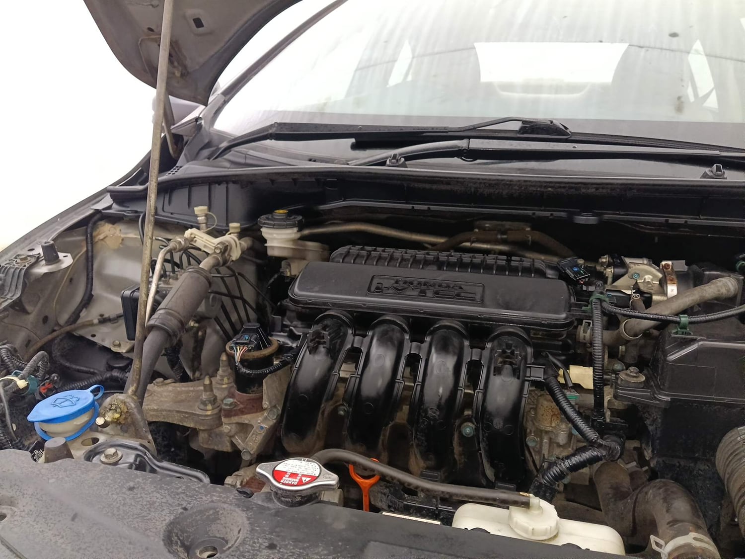 Used 2018 Honda City V Petrol Petrol Manual engine ENGINE RIGHT SIDE HINGE & APRON VIEW